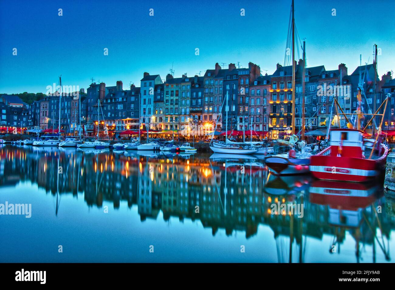 Porto di Honfleur / Francia all'ora blu Foto Stock