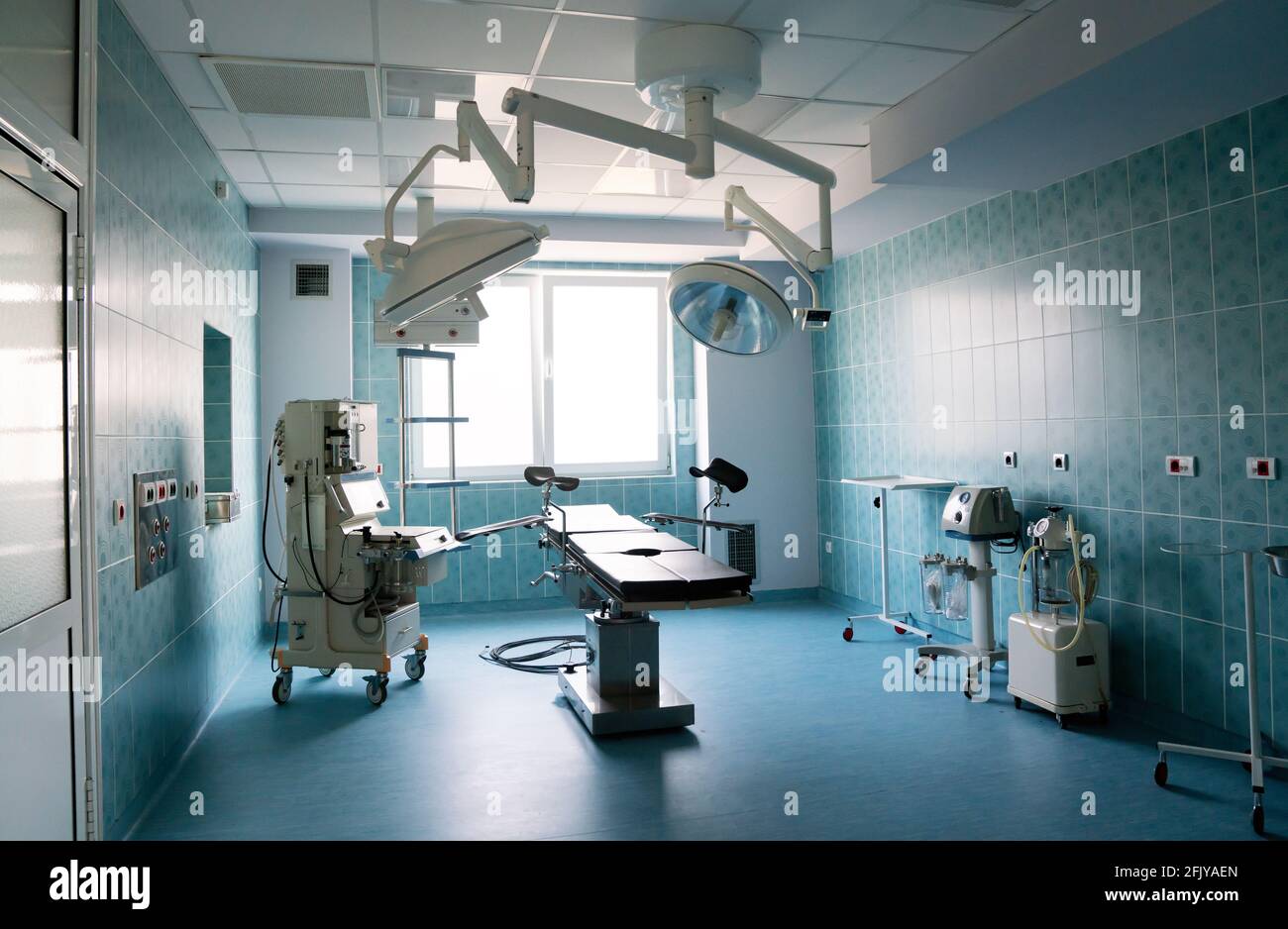 Apparecchiature e dispositivi medici in una moderna sala operatoria Foto Stock