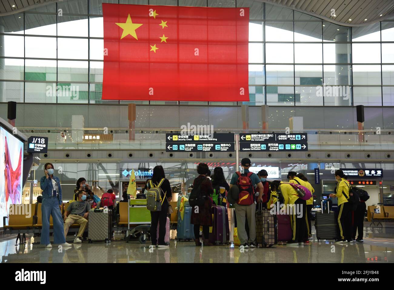 (210427) -- GUANGZHOU, 27 aprile 2021 (Xinhua) -- i passeggeri attendono di effettuare il check-in all'aeroporto internazionale di Baiyun a Guangzhou, nella provincia di Guangdong, nella Cina meridionale, il 26 aprile 2021. L'Aeroporto Internazionale Baiyun di Guangzhou ha superato l'Aeroporto Internazionale Hartsfield-Jackson di Atlanta come il fulcro più trafficato del mondo nel 2020, ha affermato un gruppo commerciale internazionale il 22 aprile. Con quasi 43.77 milioni di passeggeri nel 2020 all'aeroporto di Baiyun, che si trova a Guangzhou, Cina meridionale, l'aeroporto cinese è arrivato in cima alla lista degli hub più trafficato del mondo, salendo dall'undicesimo posto nel 2019, l'Airpo Foto Stock