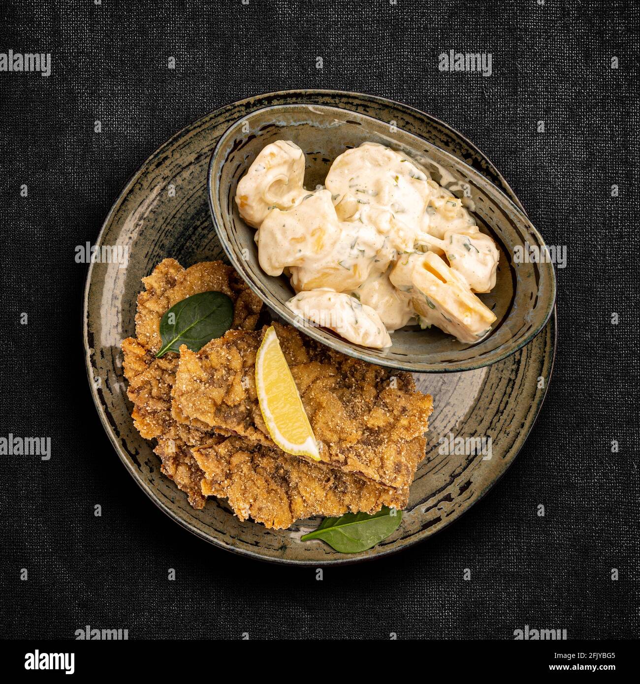 Autentica cotoletta viennese o Wiener Schnitzel) con insalata di patate, vista dall'alto, piatto Foto Stock