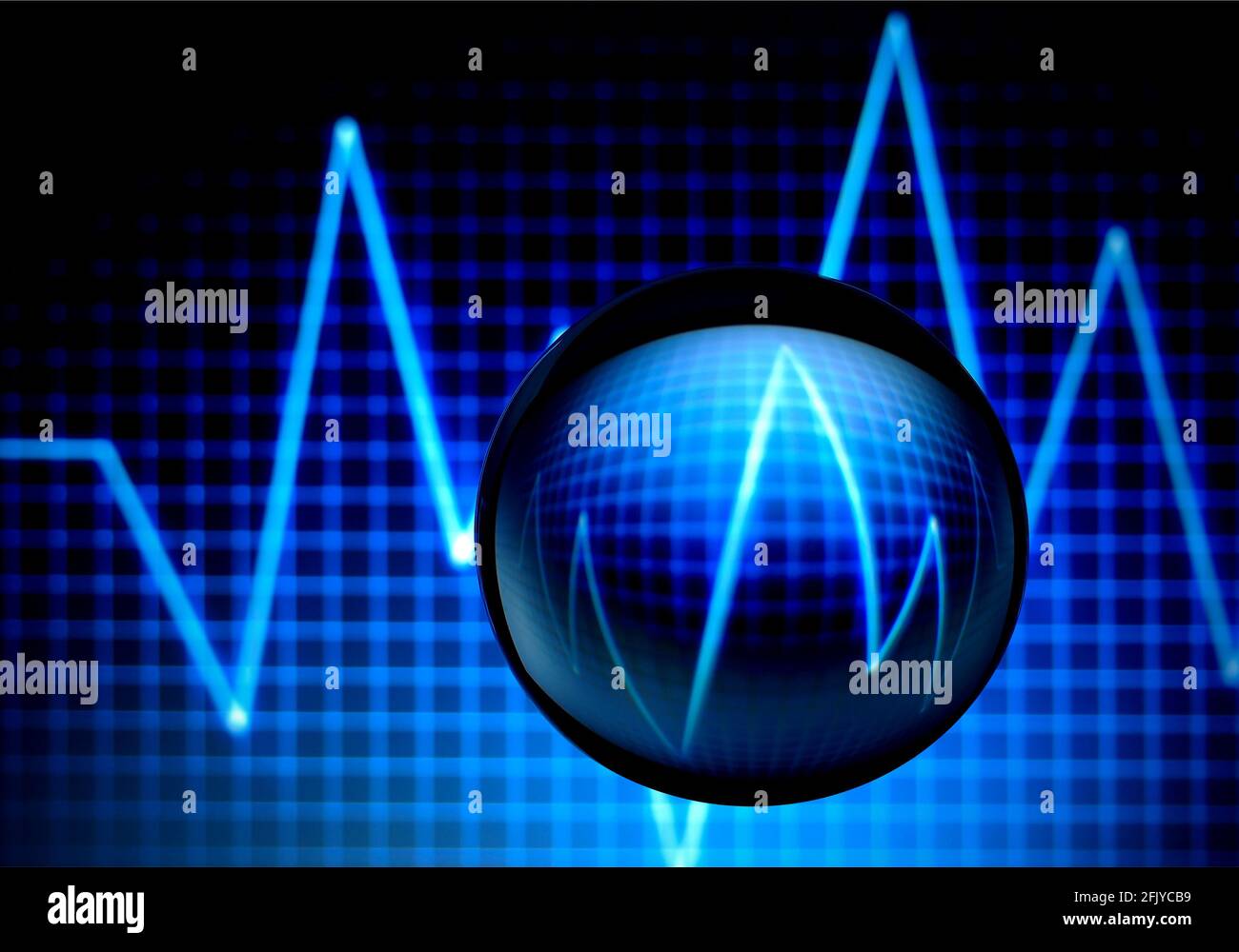 Monitor EKG Heart Line e una lente a sfera in tonalità blu scuro. Foto Stock