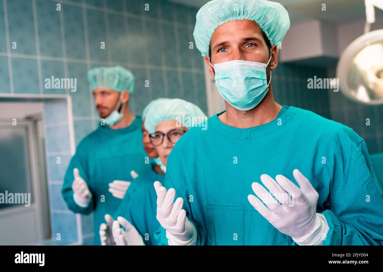 Il team di chirurgia medica ospedaliera è pronto per l'intervento Foto Stock