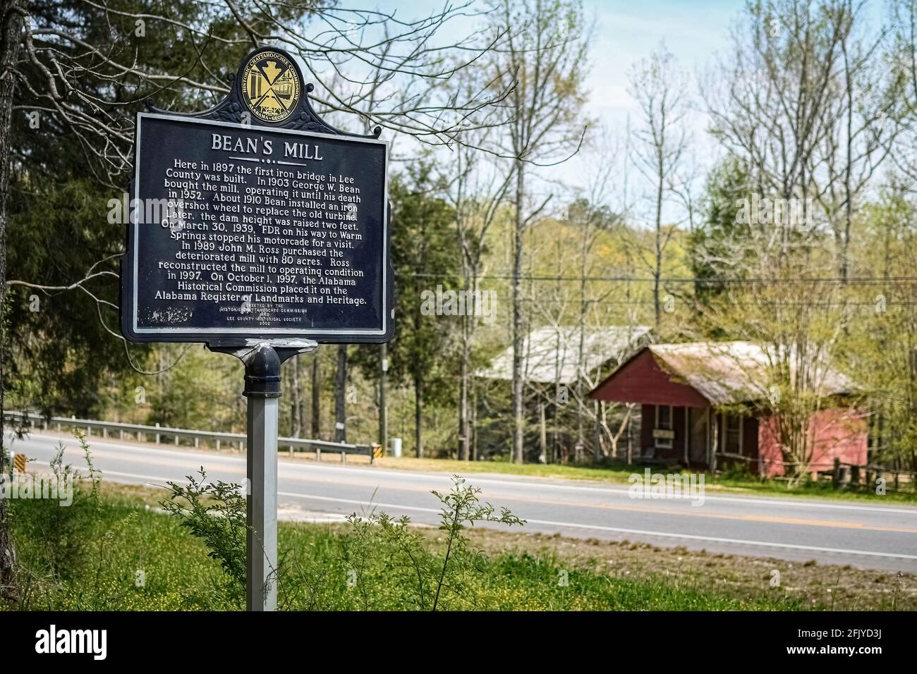 Opelika, Alabama, USA - 7 aprile 2021: Marcatore storico per Bean's Mill situato su Halawakee Creek nella contea rurale di Lee in primavera. Foto Stock