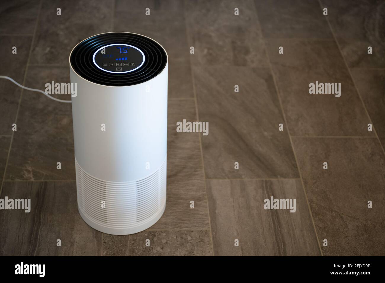 Il purificatore d'aria UV-C bianco filtra i virus e le sostanze inquinanti dall'interno aria Foto Stock