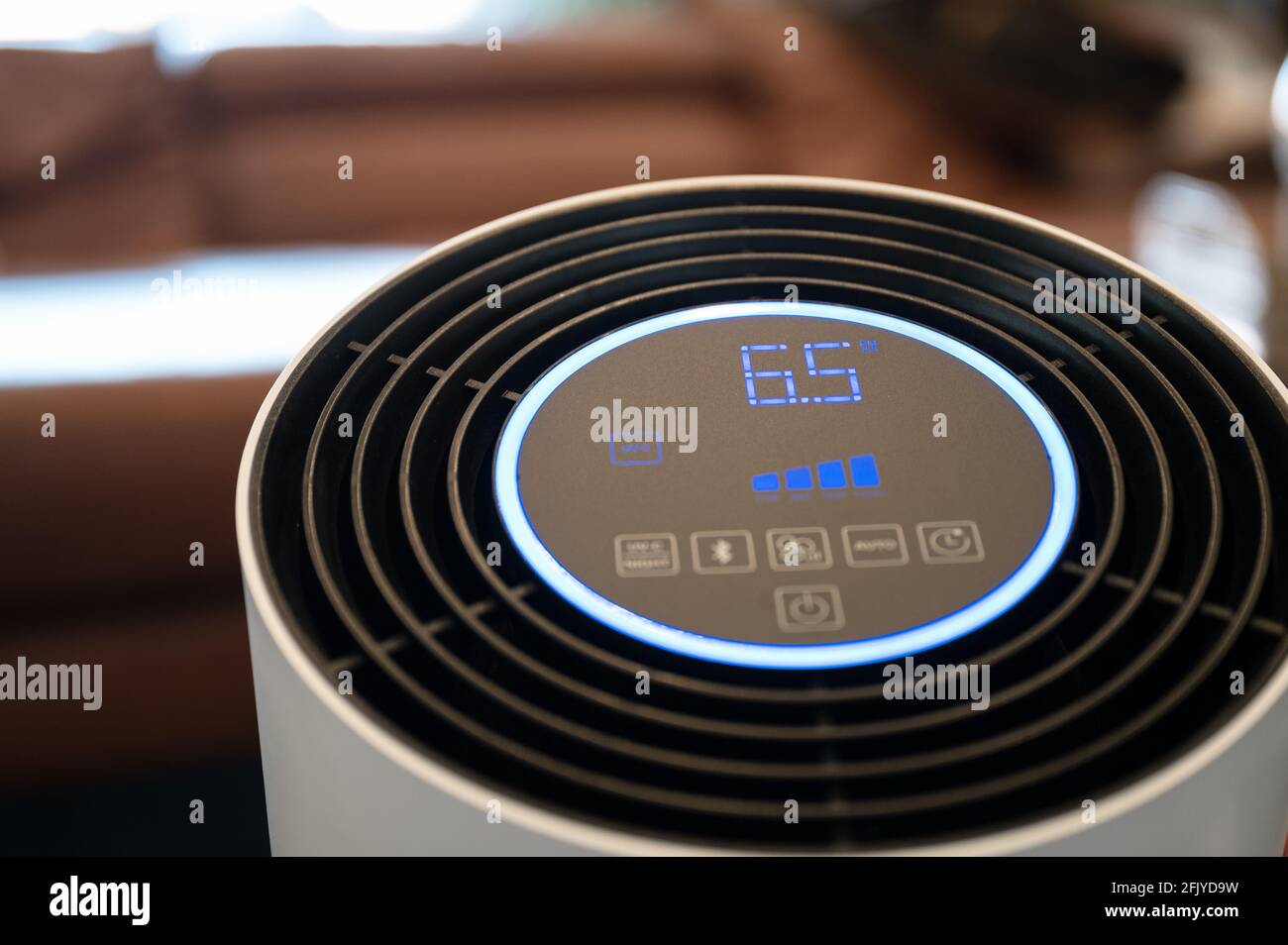 Il purificatore d'aria UV-C bianco filtra i virus e le sostanze inquinanti dall'interno aria Foto Stock