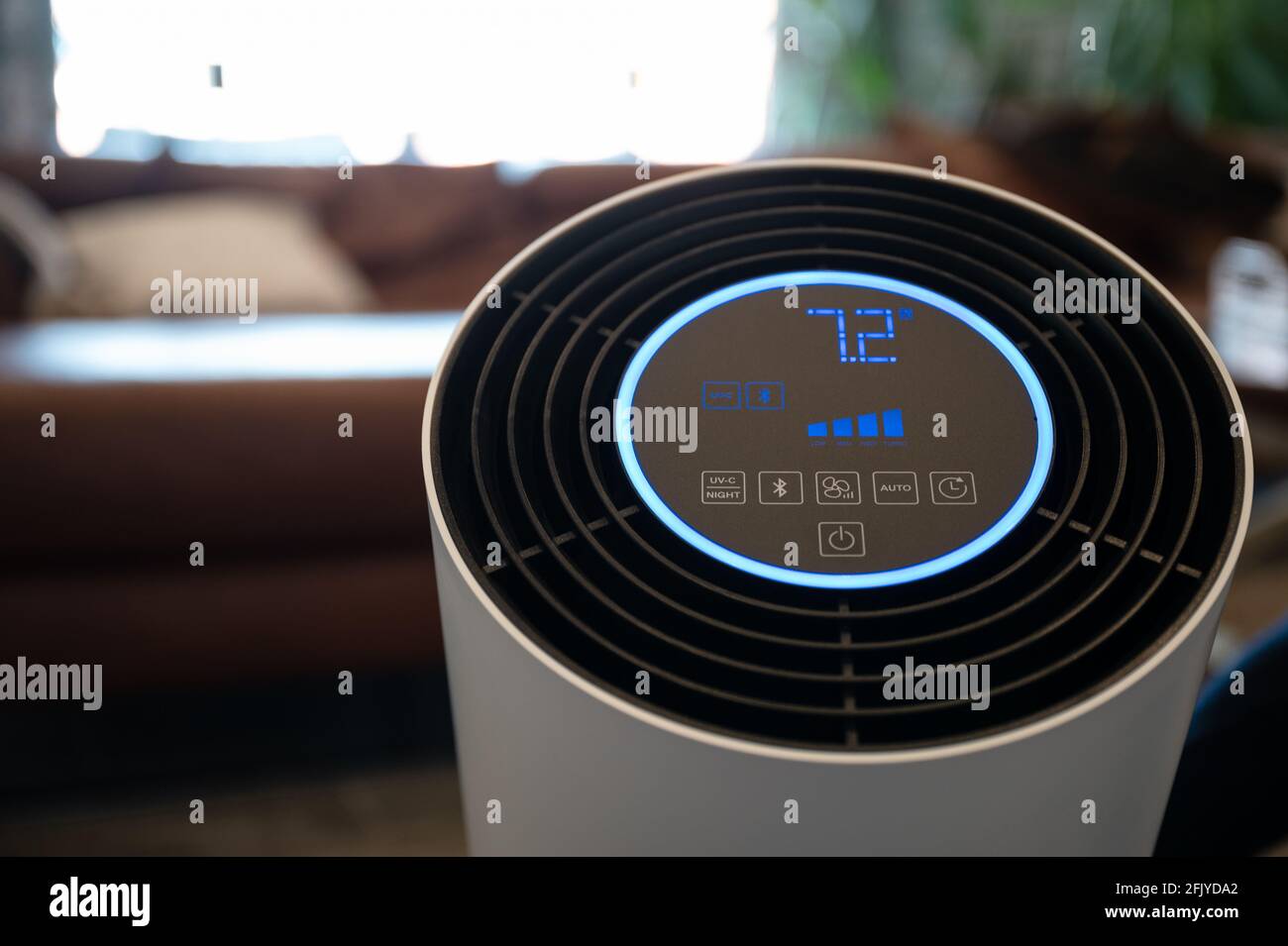 Il purificatore d'aria UV-C bianco filtra i virus e le sostanze inquinanti dall'interno aria Foto Stock