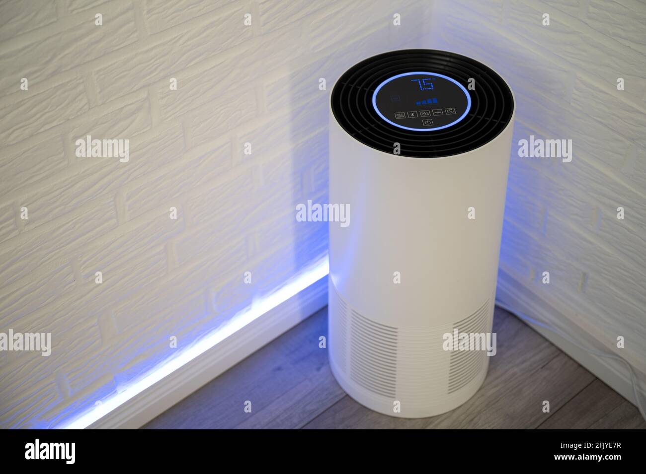 Il purificatore d'aria UV-C bianco filtra i virus e le sostanze inquinanti dall'interno aria Foto Stock