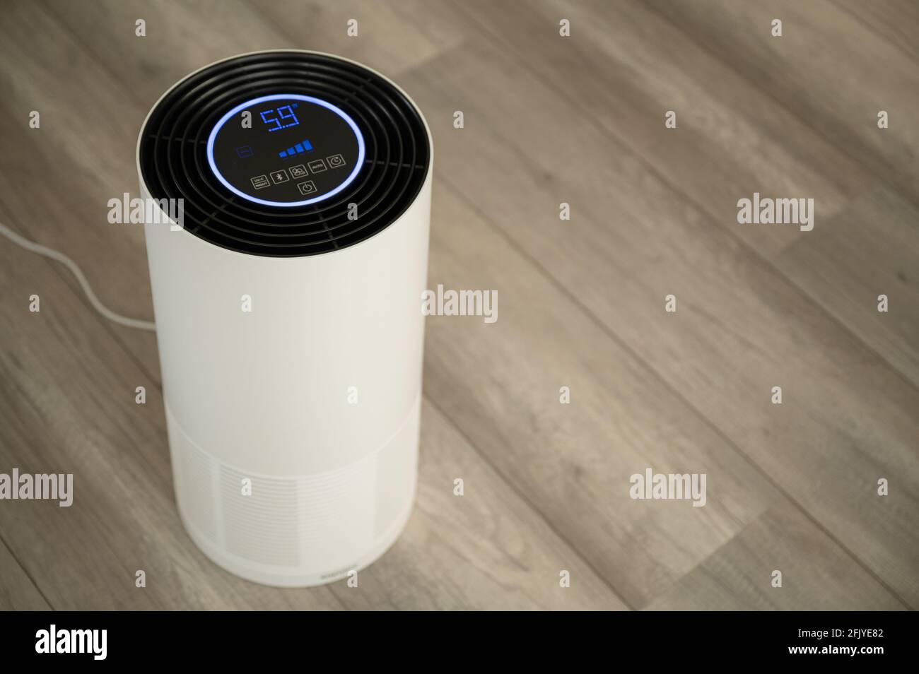 Il purificatore d'aria UV-C bianco filtra i virus e le sostanze inquinanti dall'interno aria Foto Stock