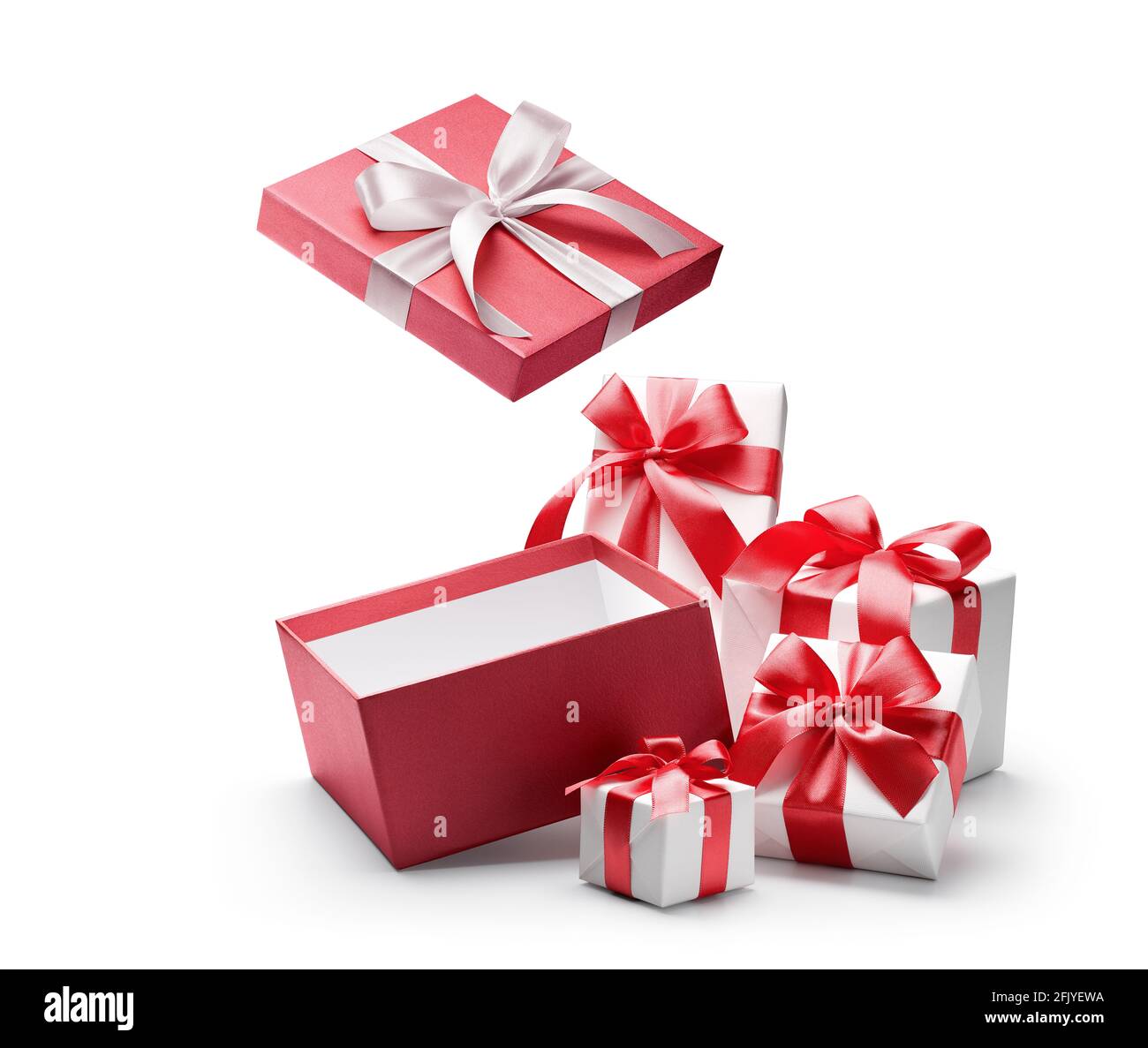 Scatola regalo aperta di rosso con gruppo di scatole regalo bianche isolato  su sfondo bianco - tracciato di ritaglio incluso Foto stock - Alamy