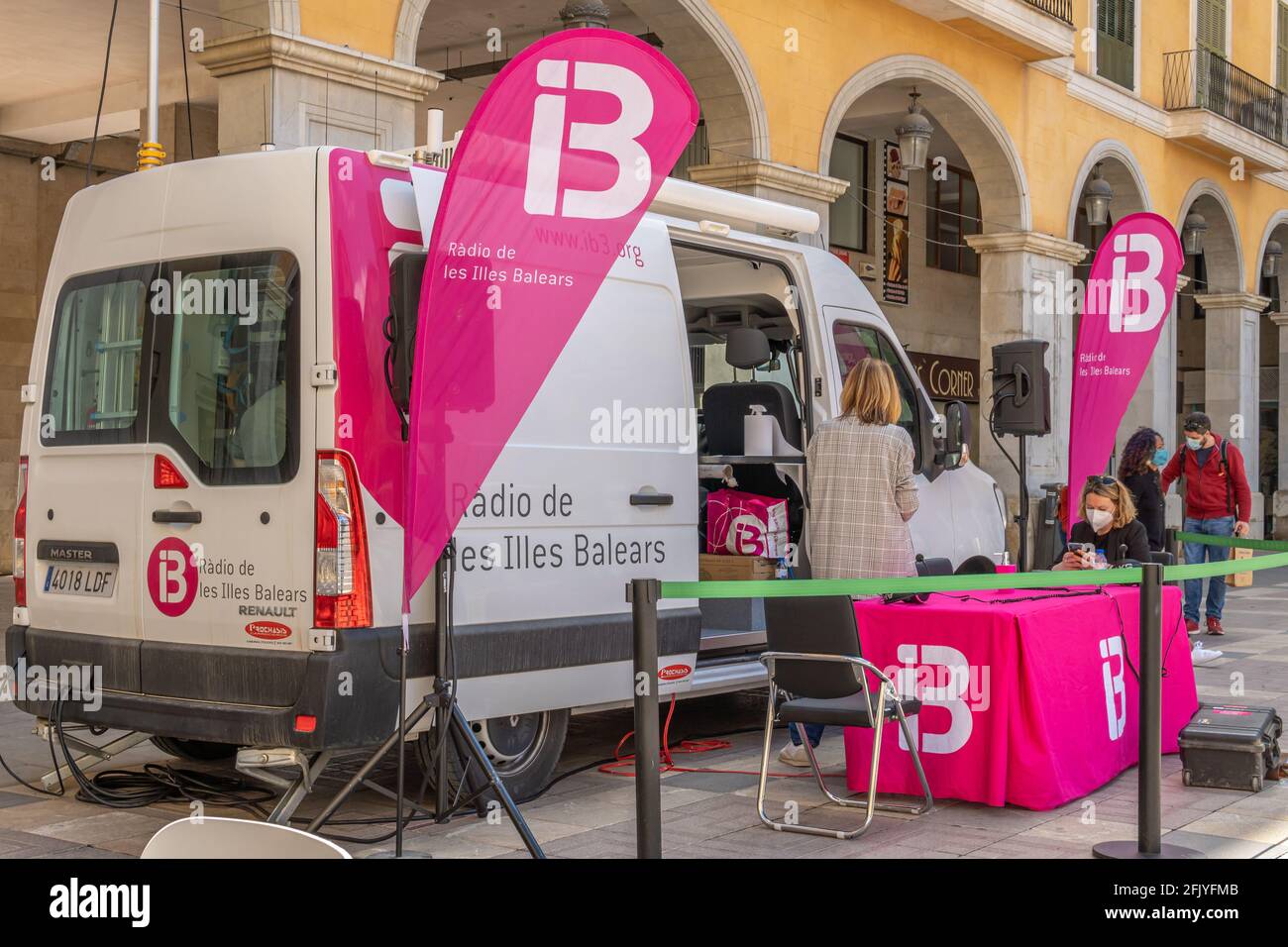 Palma de Mallorca, Spagna; aprile 23 2021: Unità mobile della televisione delle Isole Baleari, IB3. I lavoratori che indossano maschere per il viso a causa del pantem Coronavirus Foto Stock