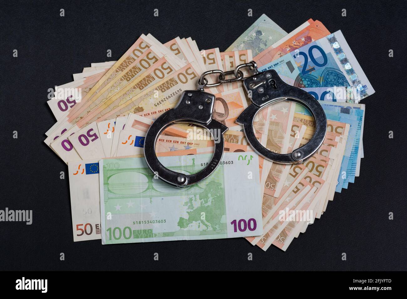 Denaro e manette. Concetto di corruzione, frode, denaro servizio lavanderia Foto Stock