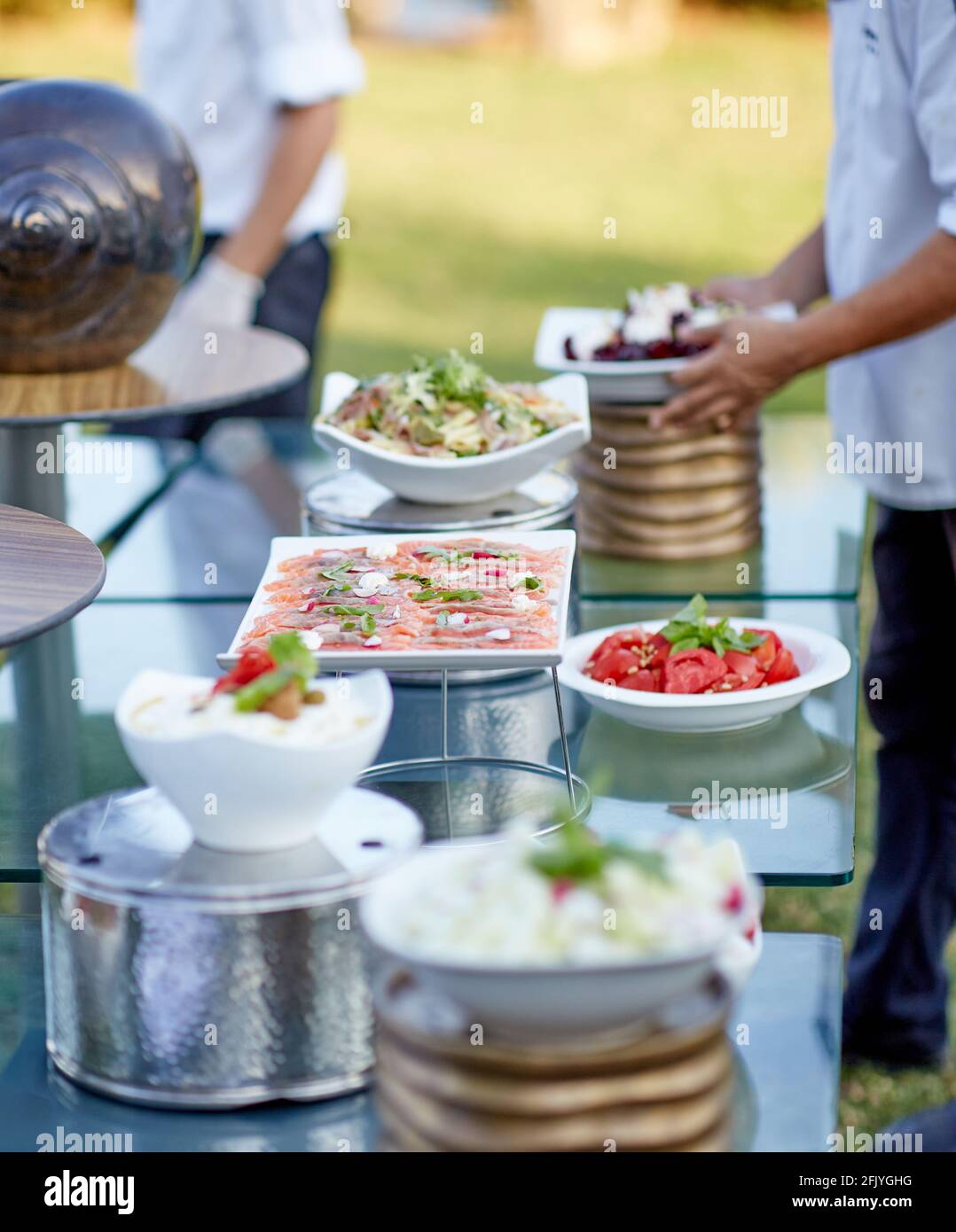 Catering all'aperto per banchetti in estate. Tavolo con spuntini, tartine e frutta in un banchetto estivo Foto Stock