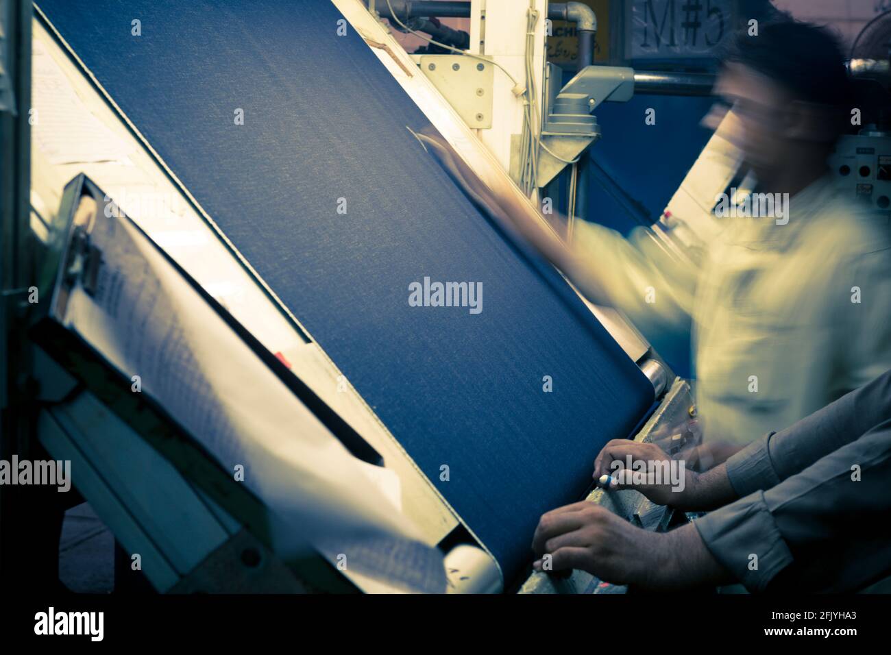 Controllo qualità per difetti nel reparto controllo qualità in un'unità di tessitura tessile. Foto Stock