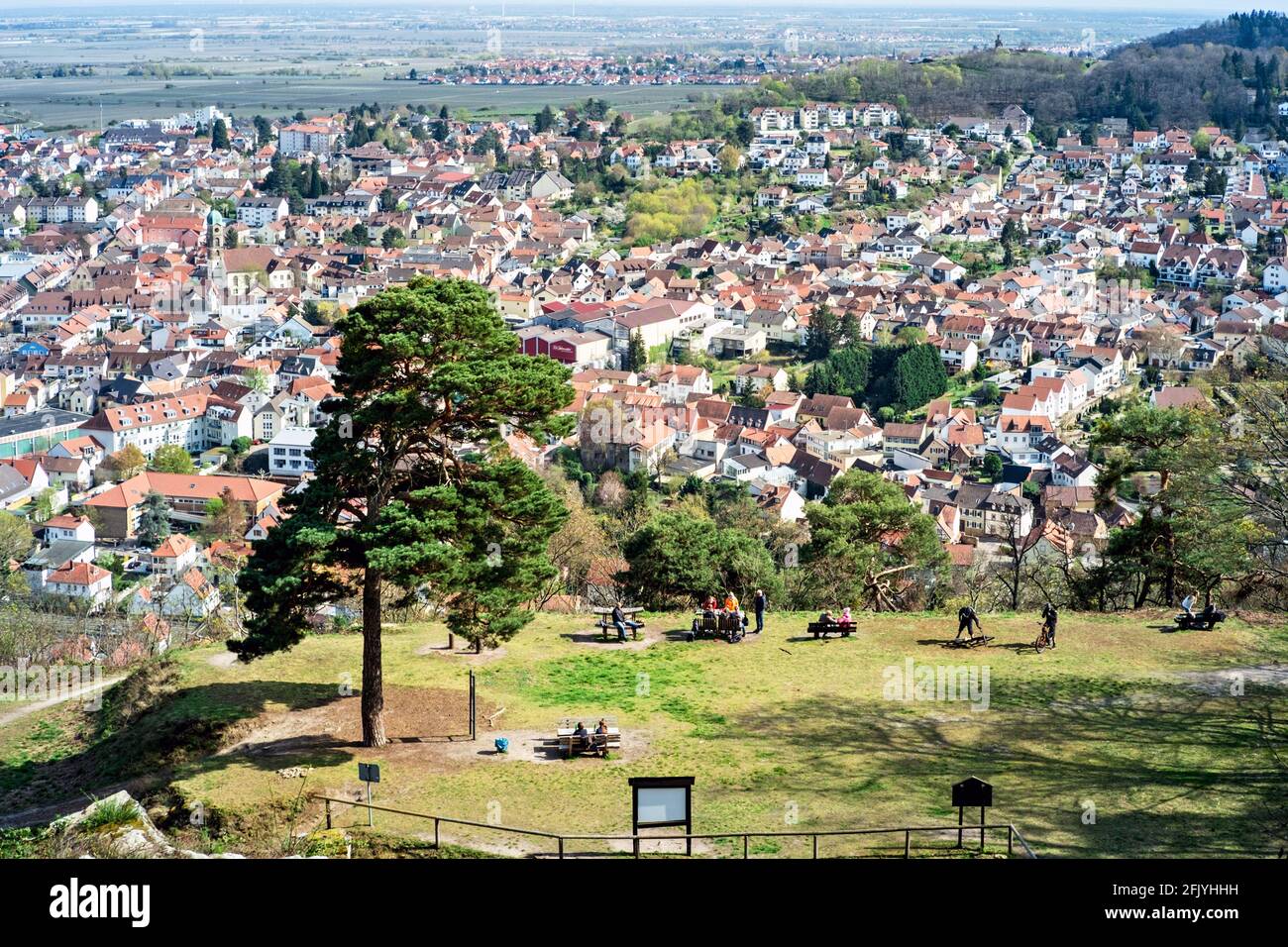 Bad Dürkheim paesaggio urbano visto dalla foresta di Palatinato (Germania meridionale) Foto Stock