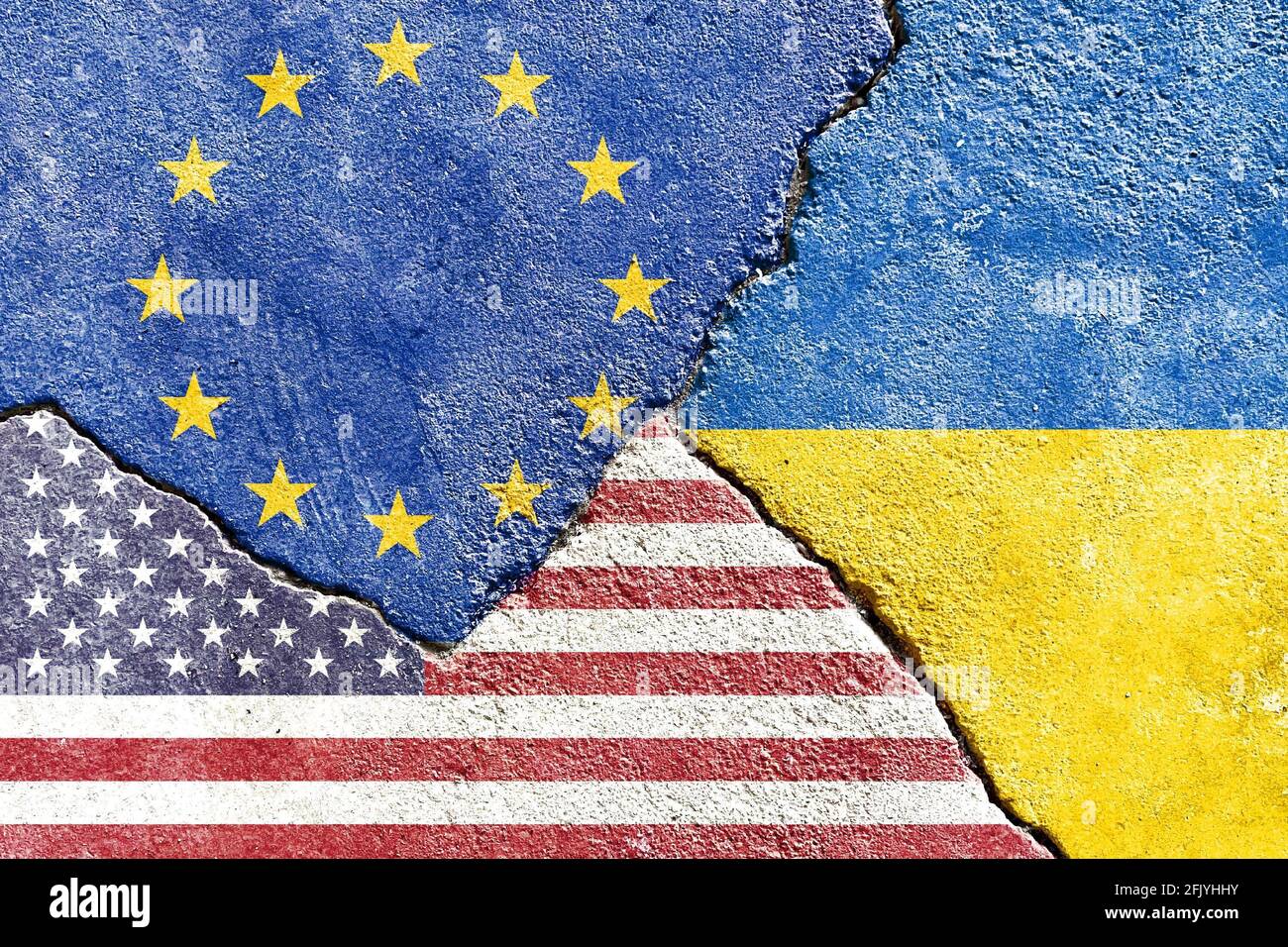 Bandiere di USA, UE e Ucraina dipinte sulla parete di grunge incrinata Foto Stock