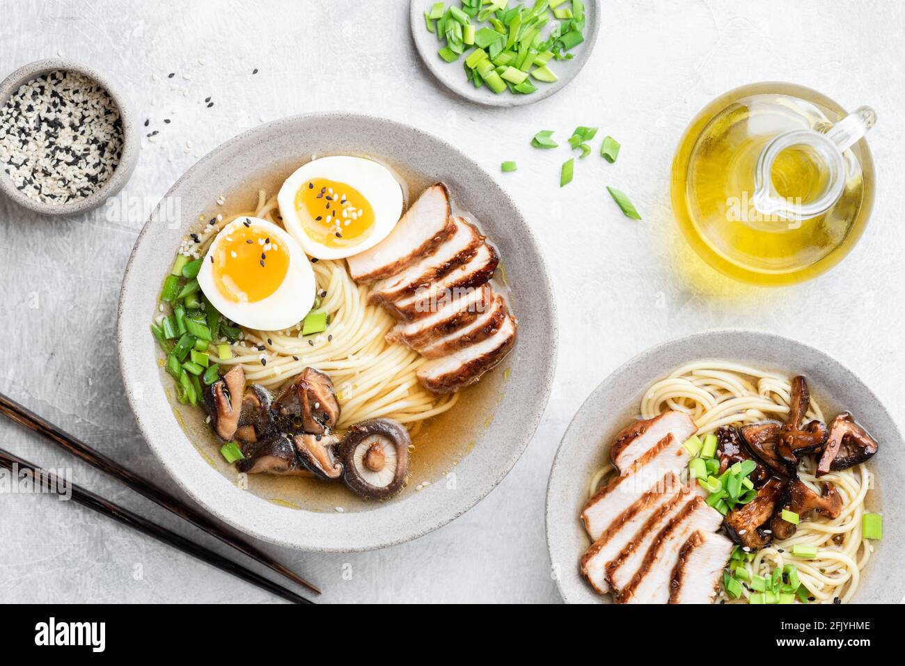 Ramen di pollo con uova e funghi shiitake. Cucina asiatica, Ramen Bowl Foto Stock