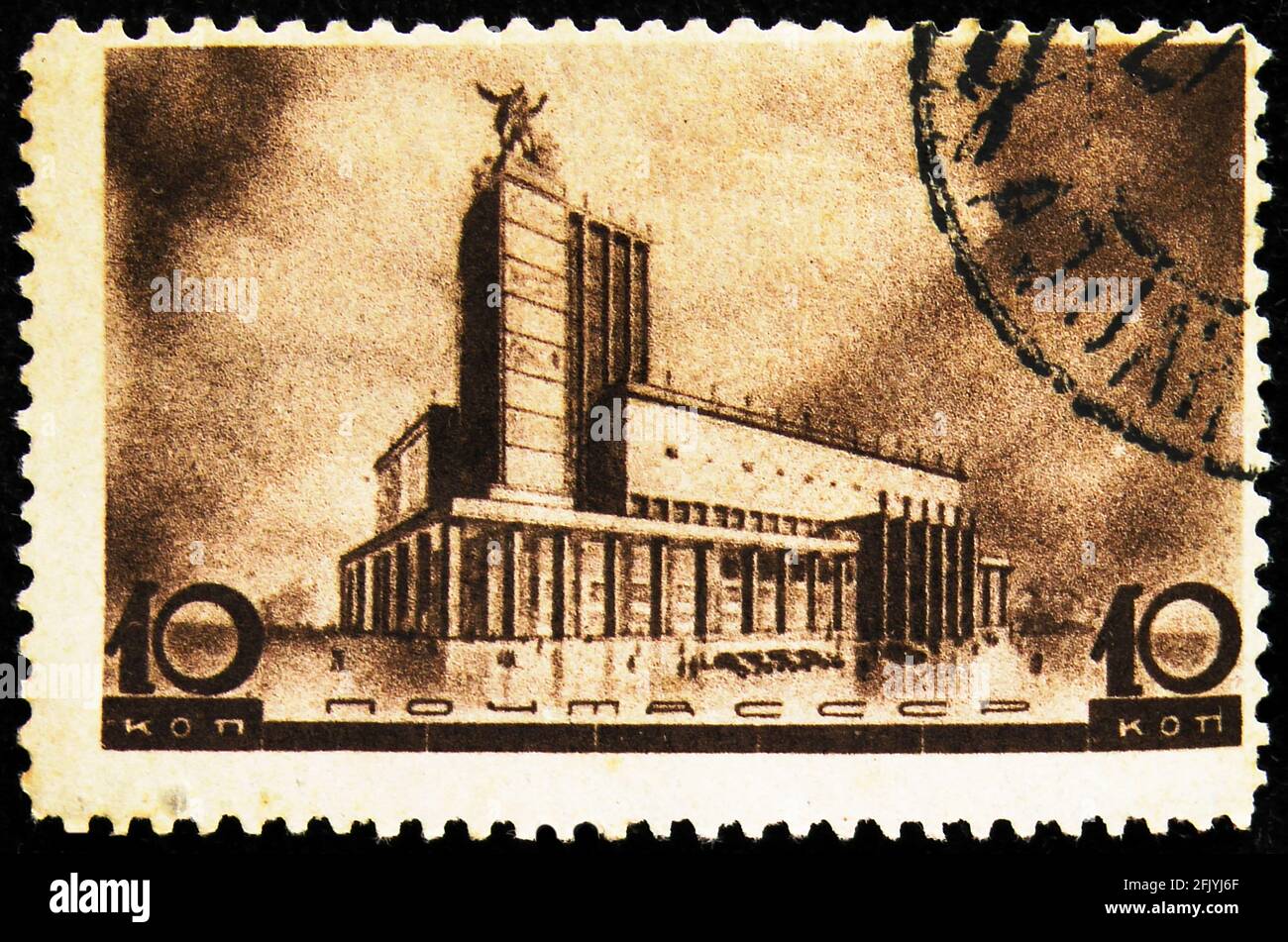 MOSCA, RUSSIA - 27 SETTEMBRE 2019: Francobollo stampato in Unione Sovietica (Russia) spettacoli Teatro alla piazza Maykovsky, architettura di Nuova Mosca Foto Stock