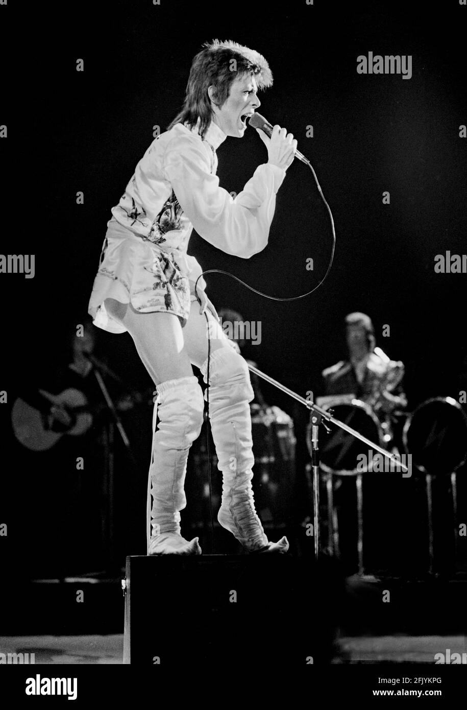 LONDRA: David Bowie suona dal vivo sul palco all'Earls Court Arena il 12 1973 maggio durante il tour di Ziggy Stardust (Foto di Gijsbert Hanekroot) Foto Stock