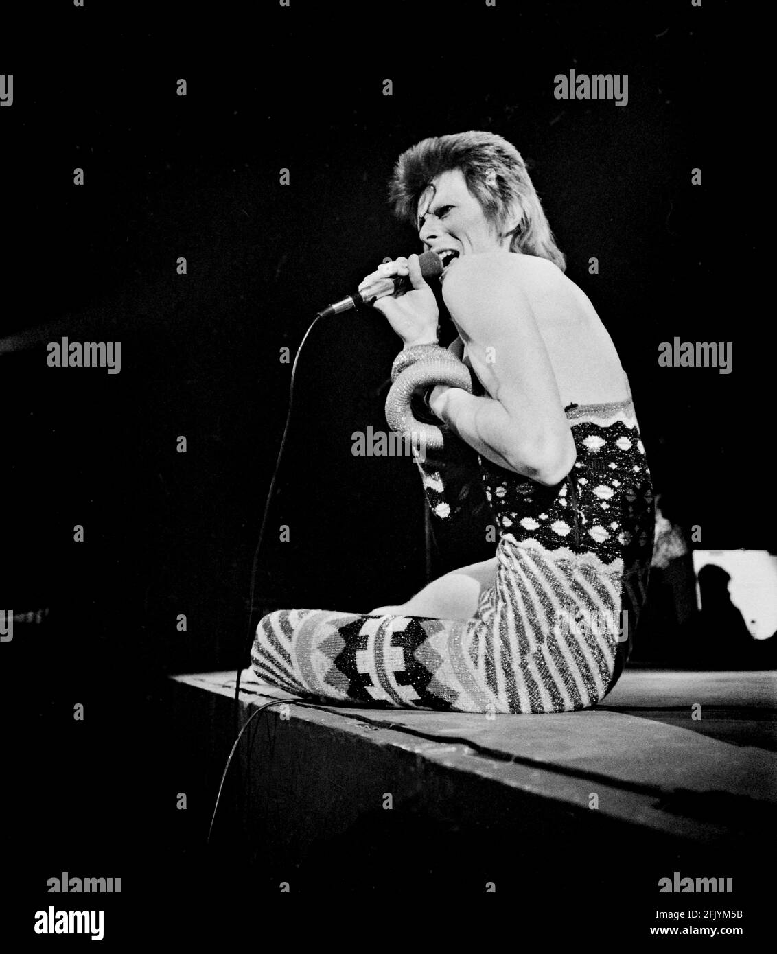 LONDRA: David Bowie suona dal vivo sul palco all'Earls Court Arena il 12 1973 maggio durante il tour di Ziggy Stardust (Foto di Gijsbert Hanekroot) Foto Stock