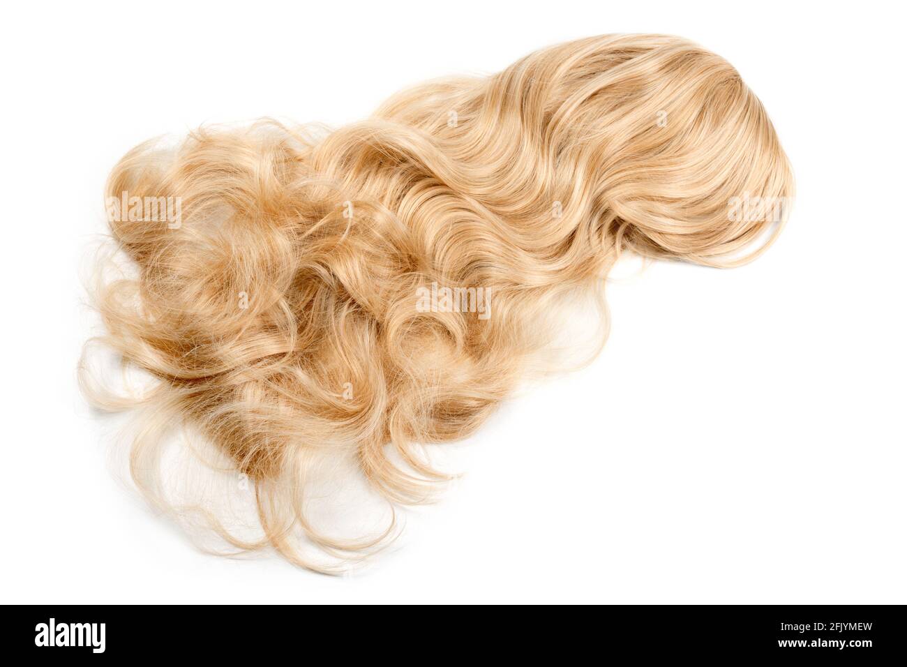 Femmina biondo wig isolato su bianco. Tesse, estensioni e parrucche di capelli umani dorati. Concetto di bellezza della donna Foto Stock