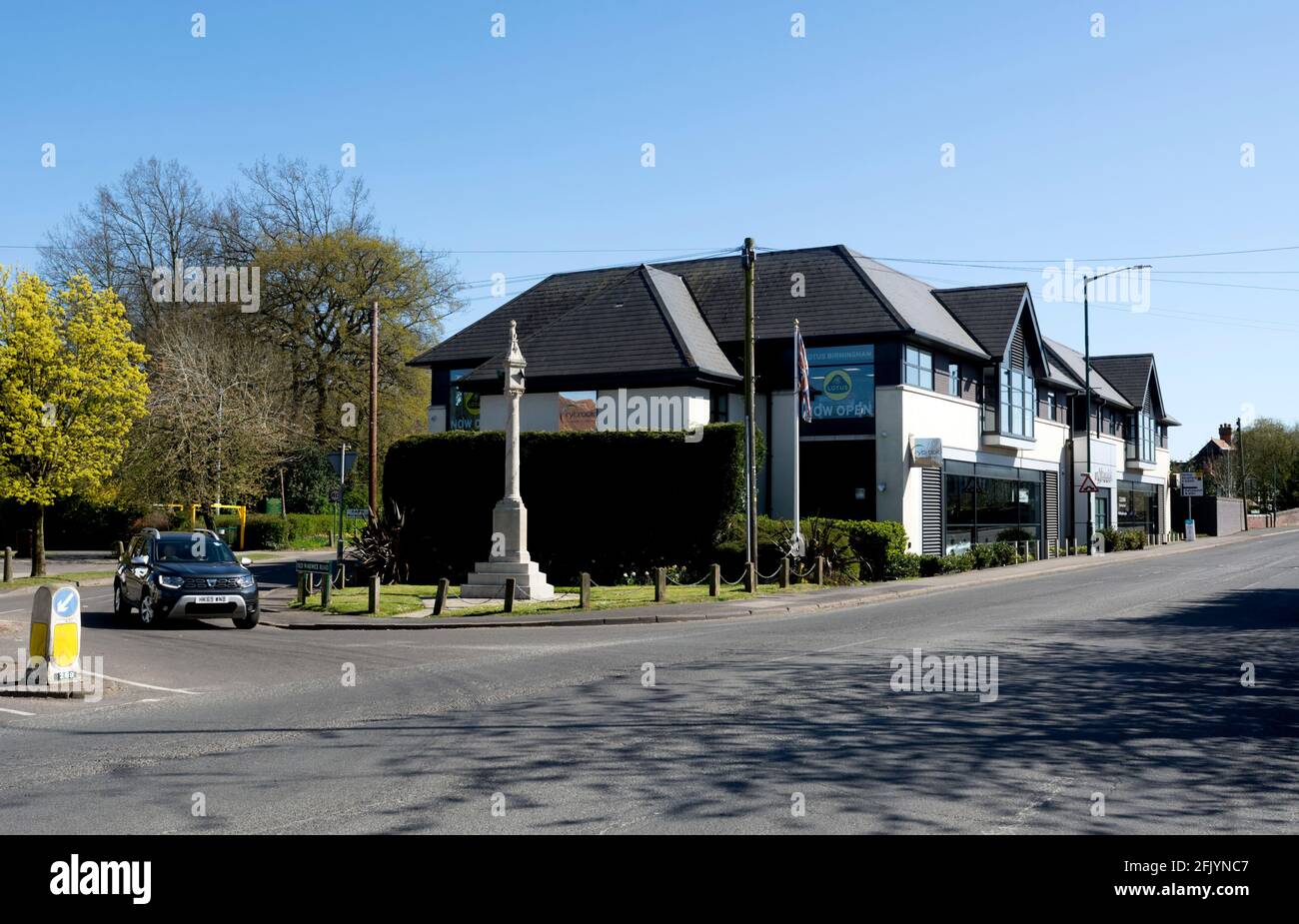 Il memoriale di guerra e le showroom di automobili di Rybrook, Hockley Heath, West Midlands, Inghilterra, Regno Unito Foto Stock