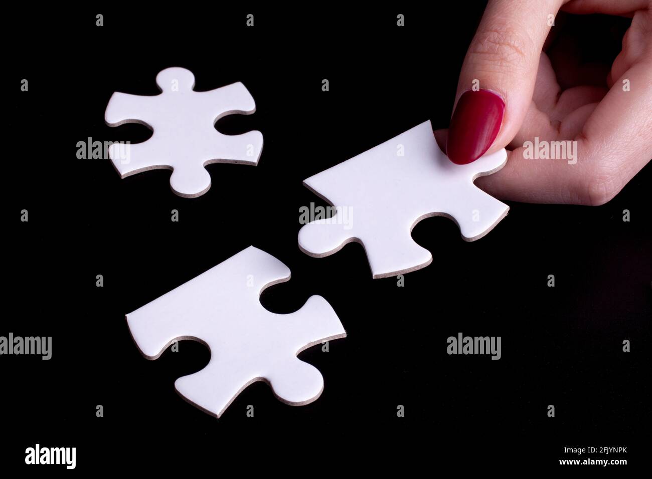 La ragazza tiene in mano un puzzle. Soluzioni aziendali, successo e strategia. Foto Stock