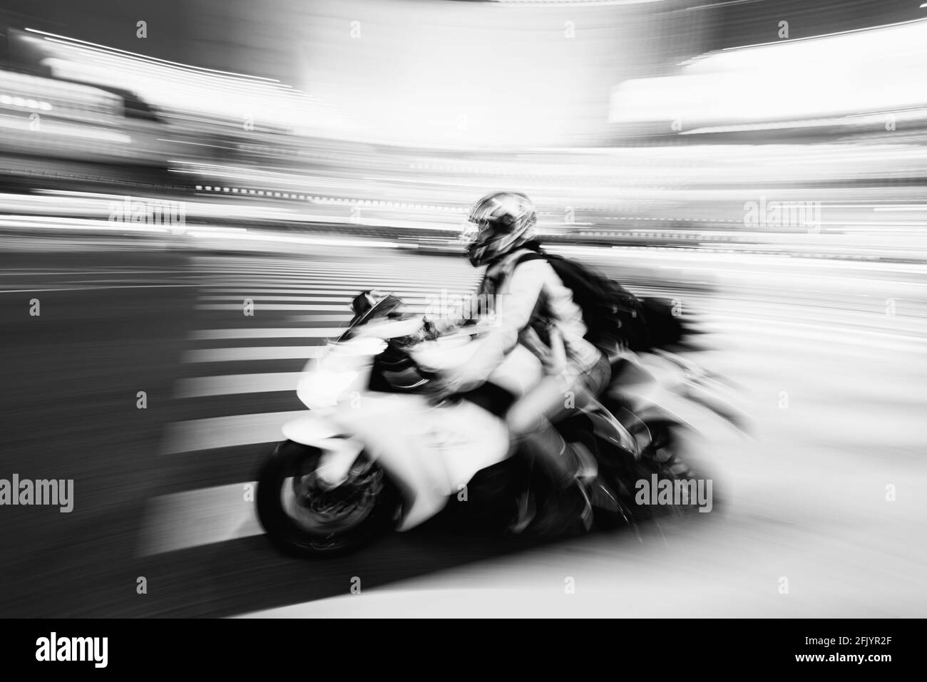 Tokyo, Giappone - 11 dicembre 2015: Motion Blur. Scooter sulla strada notturna della città. Abstrasct Blur sfondo di Notte Cityspace Foto Stock
