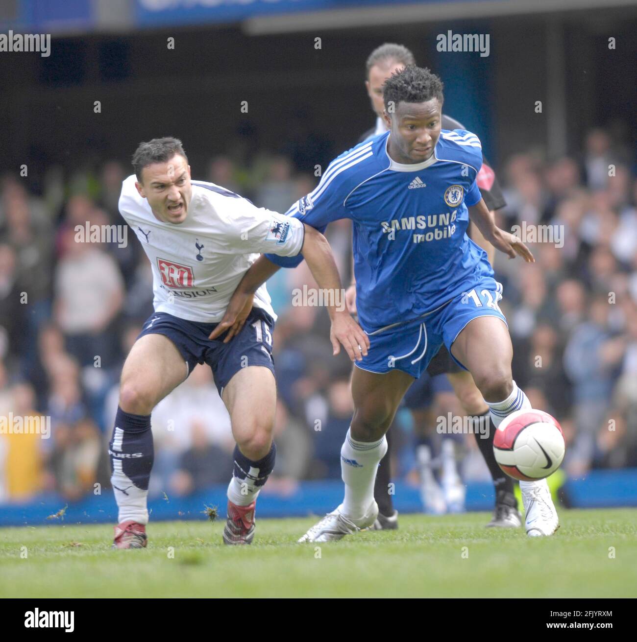 John OBI Mikel si allontana da Steed Malbranque Foto Stock