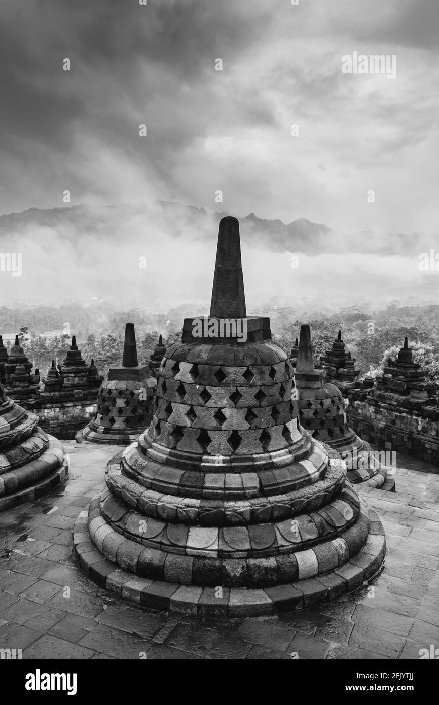 Stupa perforata al Tempio di Borobudur, Yogyakarta, Giava Centrale, Indonesia Foto Stock