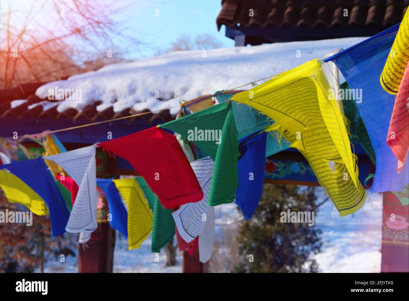 Le bandiere buddiste di preghiera tibetane sono tremanti nel vento