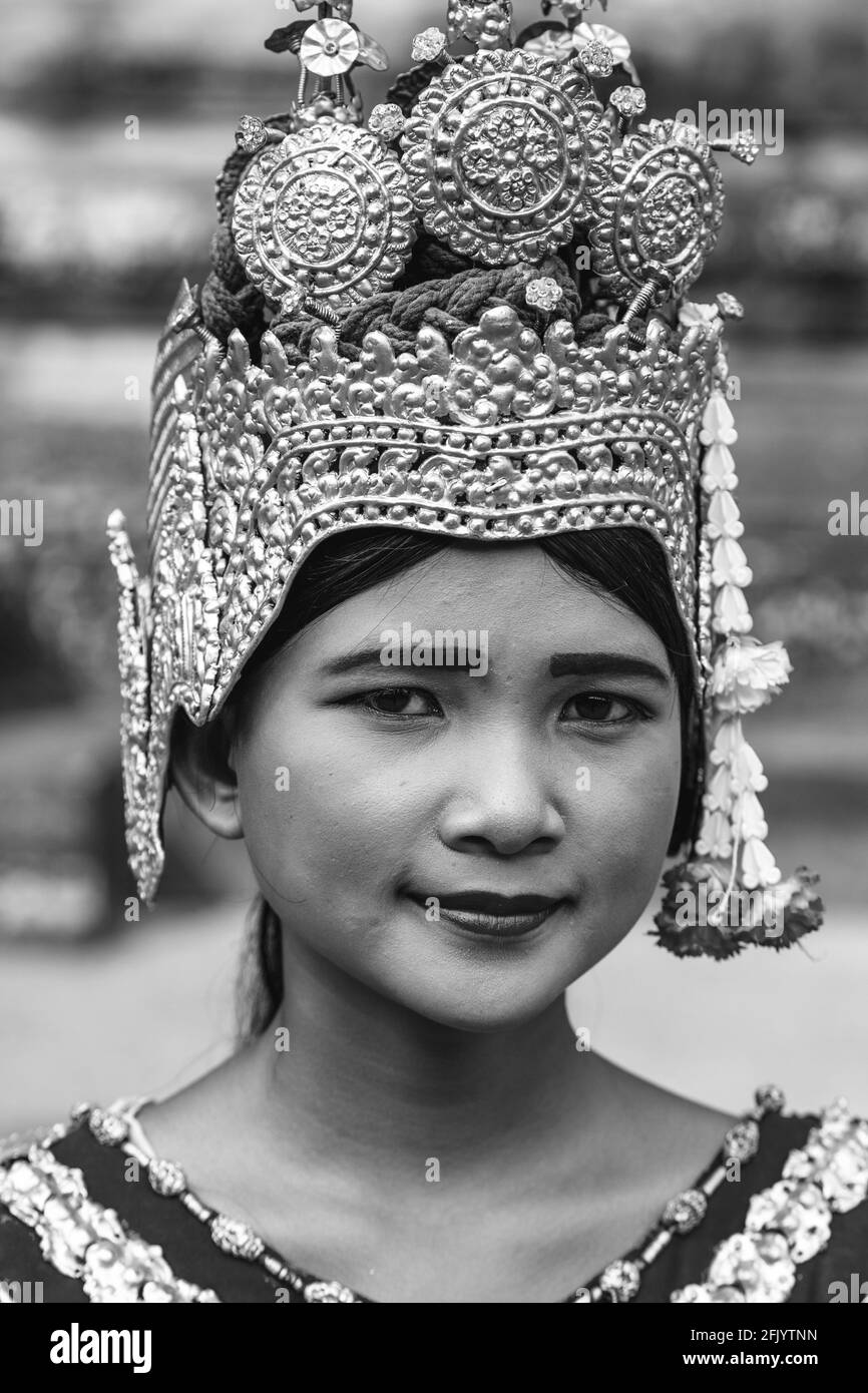 Una giovane donna cambogiana in costume tradizionale, Angkor Wat Temple Complex, Siem Reap, Siem Reap Province, Cambogia. Foto Stock