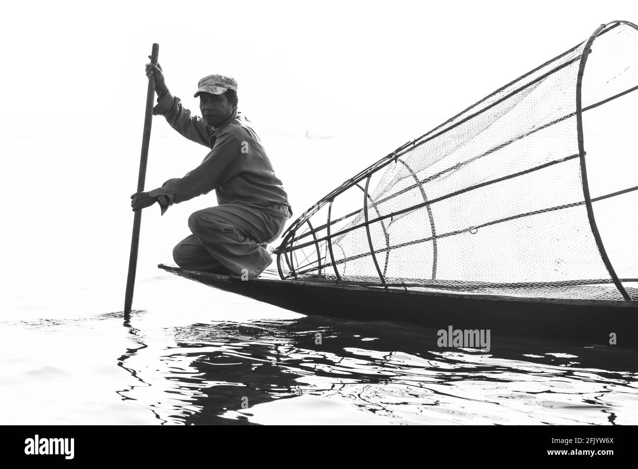 Un pescatore sul lago Inle, Shan state, Myanmar. Foto Stock