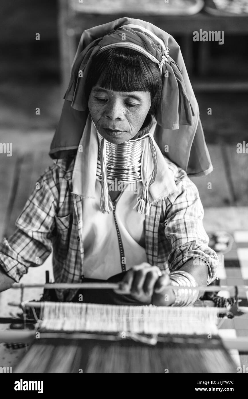Una donna dal Kayan (collo lungo) etnico tessitura del gruppo, Lago Inle, Shan state, Myanmar. Foto Stock