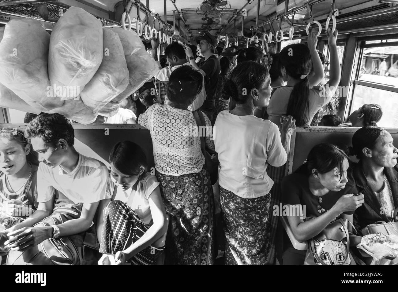 Persone locali su un treno Circle Line, Yangon, Myanmar. Foto Stock