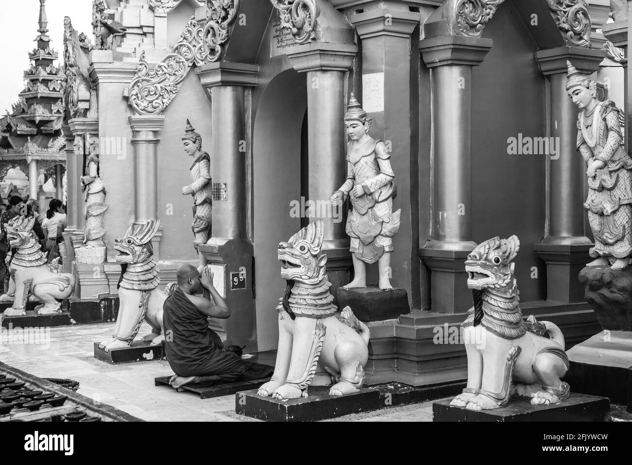 Un monaco buddista pregare presso la Shwedagon pagoda Yangon, Myanmar. Foto Stock