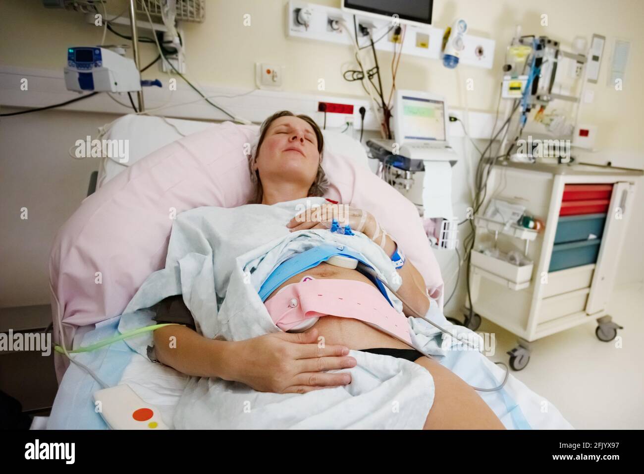 Donna incinta in doloroso lavoro all'ospedale Foto Stock