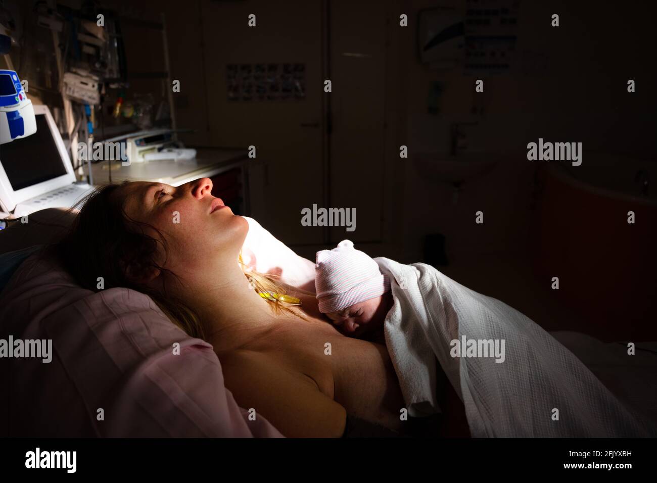 Neonato nelle mani della donna dopo la nascita Foto Stock