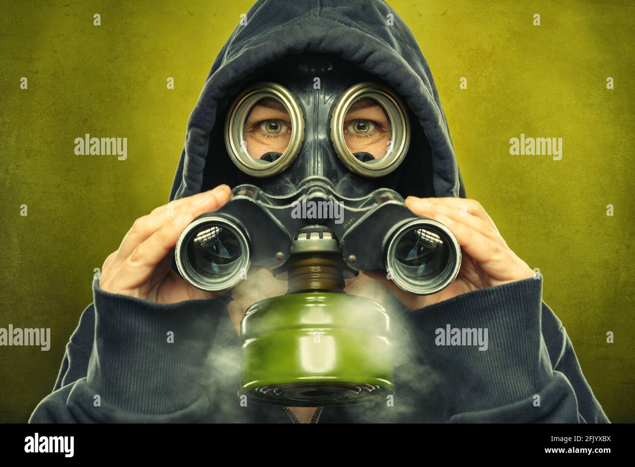 la persona con maschera a gas sta utilizzando una lente di ingrandimento Foto Stock