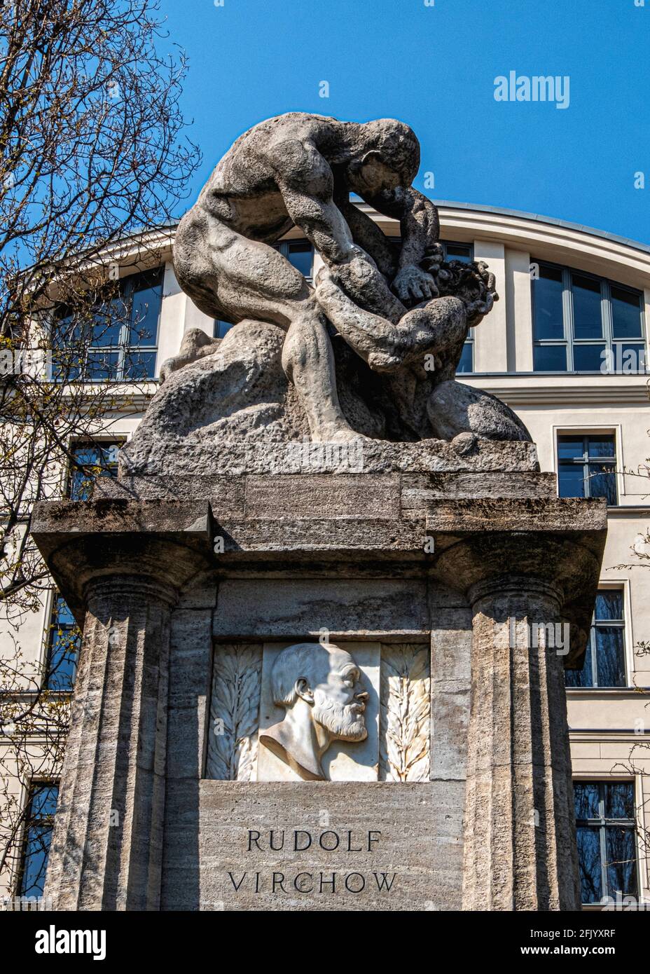 Il monumento a Rudolf Virchow (Rudolf-Virchow-Denkmal) creato da Fritz Klimsch on Karlplatz a Mitte, Berlino Foto Stock