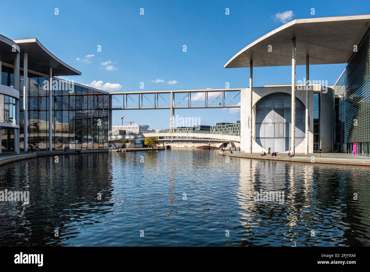 Vista sul fiume Sprea con ponte pedonale che collega Marie Elisabeth Lüders Casa & Paul Löbe House, Mitte, Berlino Foto Stock