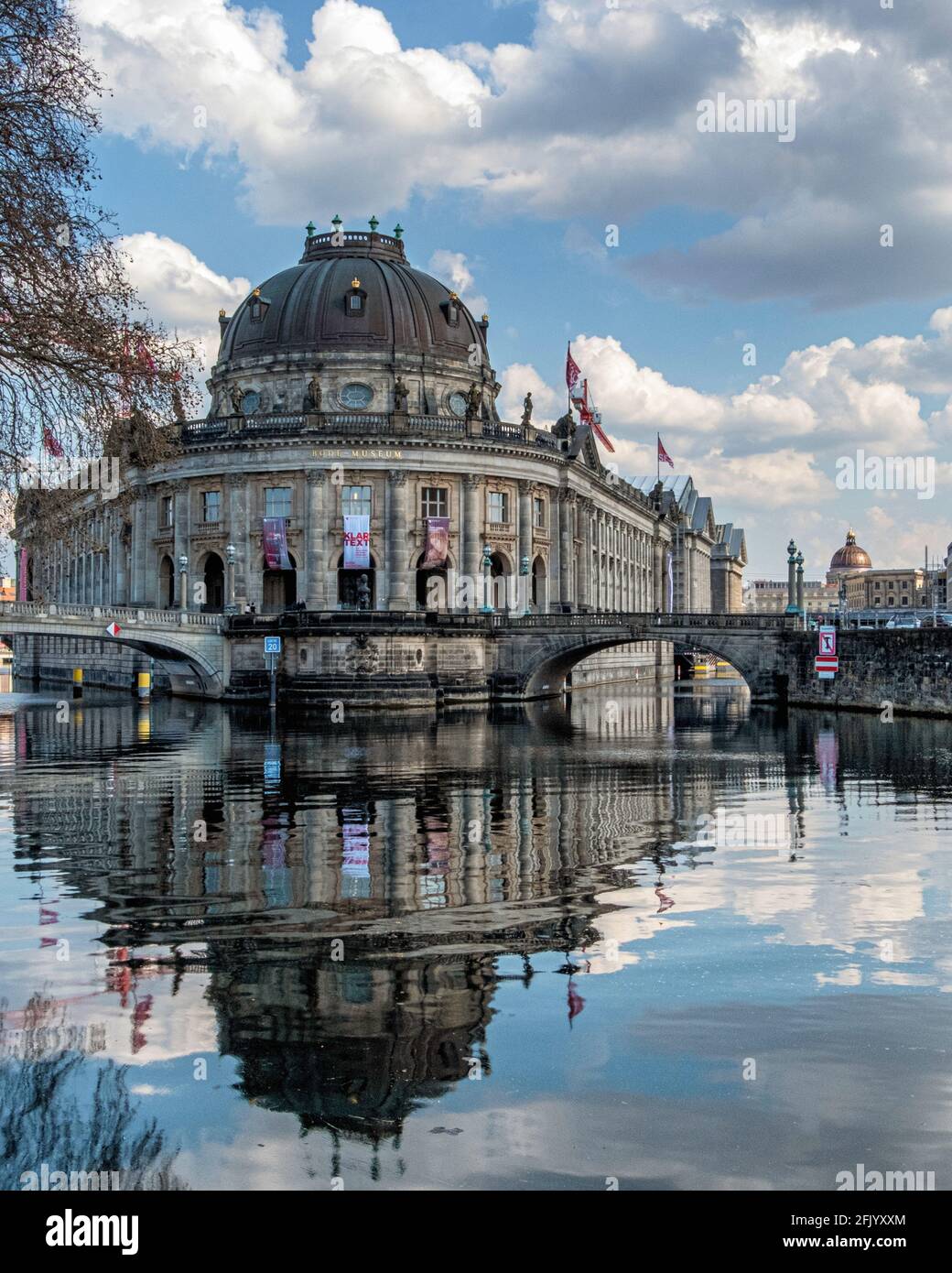 Berlino, Mitte, Isola dei Musei. L'esterno del Museo di Bode & façade.Historic edificio barocco sul fiume Sprea che ospita collezioni di Arte Bizantina scultura Foto Stock