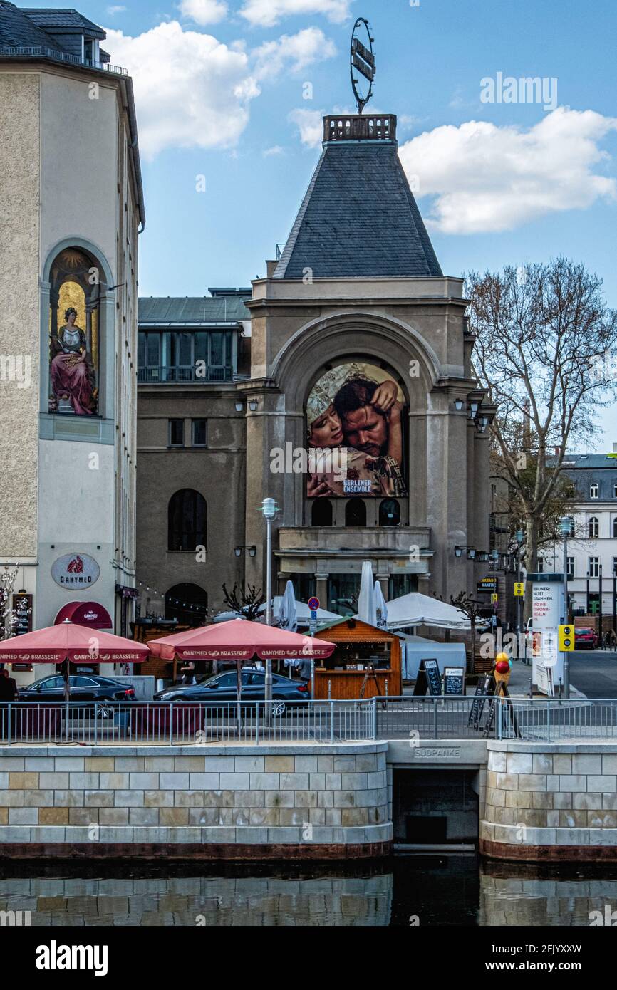 Berlino, Mitte,Berliner Ensemble theatre,Theater am Schiffbauerdamm.storica playhouse esterno dell'edificio accanto al fiume Sprea. Istituito nel 1949 di Brecht Foto Stock