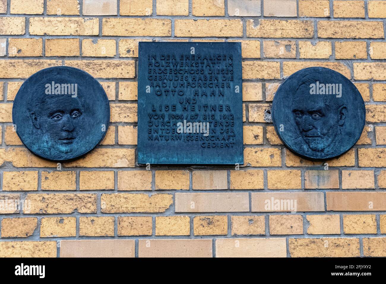 Berlino, Mitte. Lapide di bronzo in onore di otto Hahn e Lise Meitner in un ex laboratorio presso l'Istituto chimico della Friedrich Wilhelm University Foto Stock