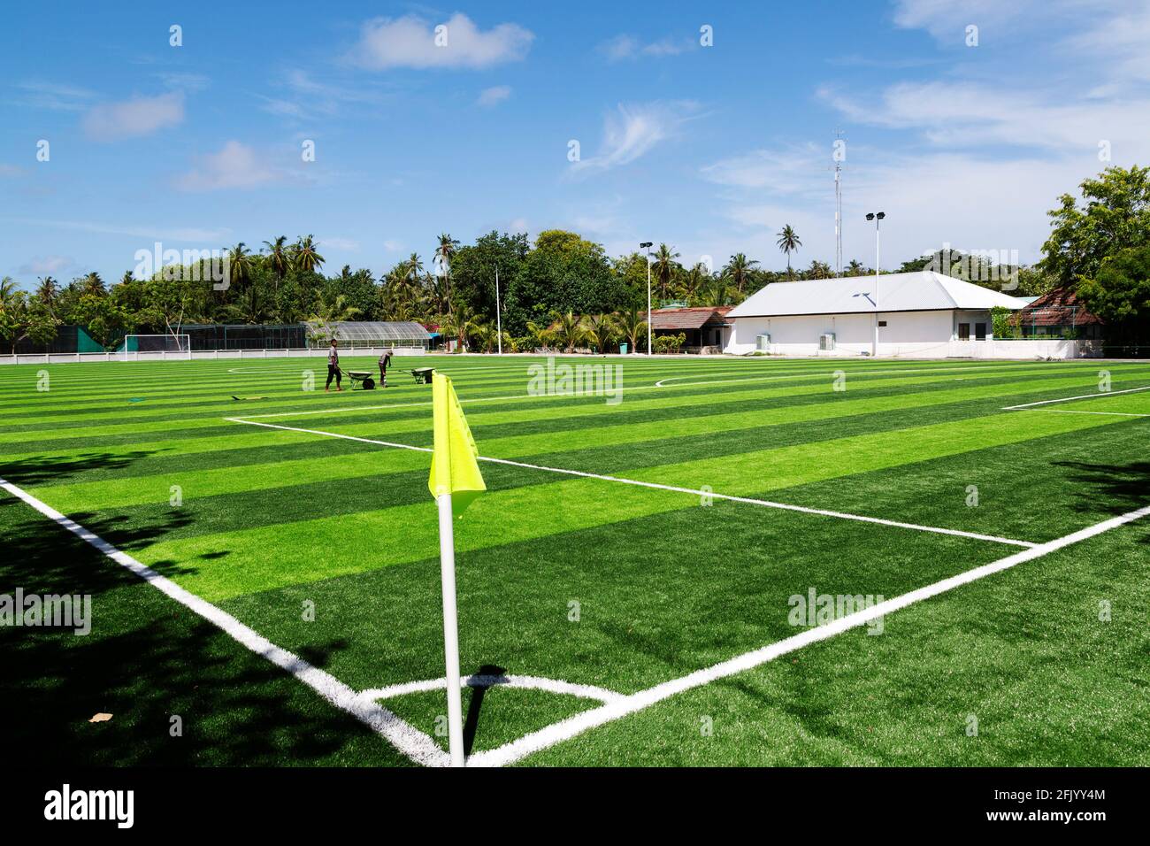 Un campo da calcio è preparato sull'isola di Bandos nelle Maldive. Le Maldive sono una popolare destinazione tropicale vacanza nell'Oceano Indiano. Foto Stock