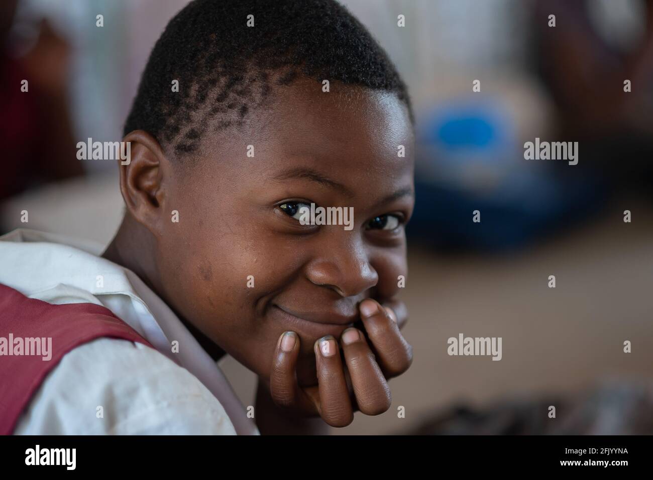 Mzuzu, Malawi. 30-05-2018. Ritratto di una bella adolescente afro-discendente mentre si frequenta una scuola rurale in Malawi. Foto Stock