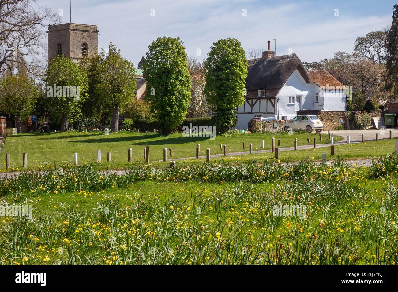Inghilterra, Oxfordshire, Sutton Courtenay, Green & Church Foto Stock