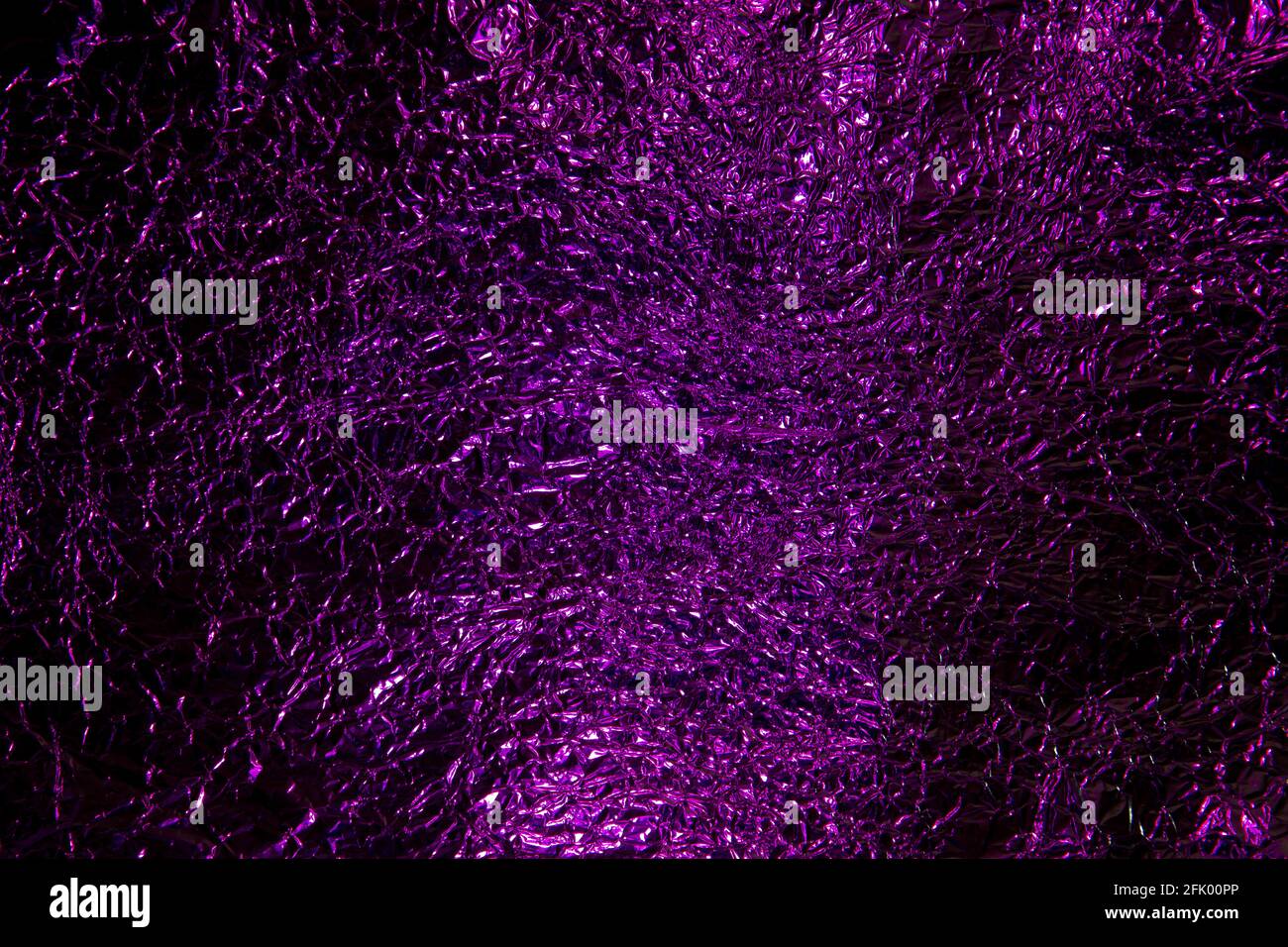 Astratto viola alluminio stropicciato foglio di fondo texture che riflette la luce viola Foto Stock