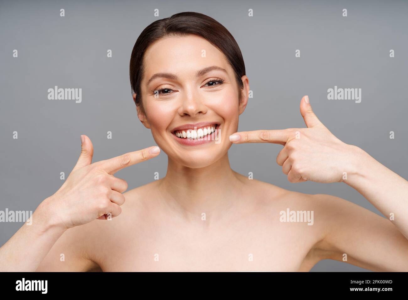 Perfetto sano denti sorriso di una giovane donna. Sbiancamento dei denti. Cura dentale, concetto di stomatologia. Foto Stock