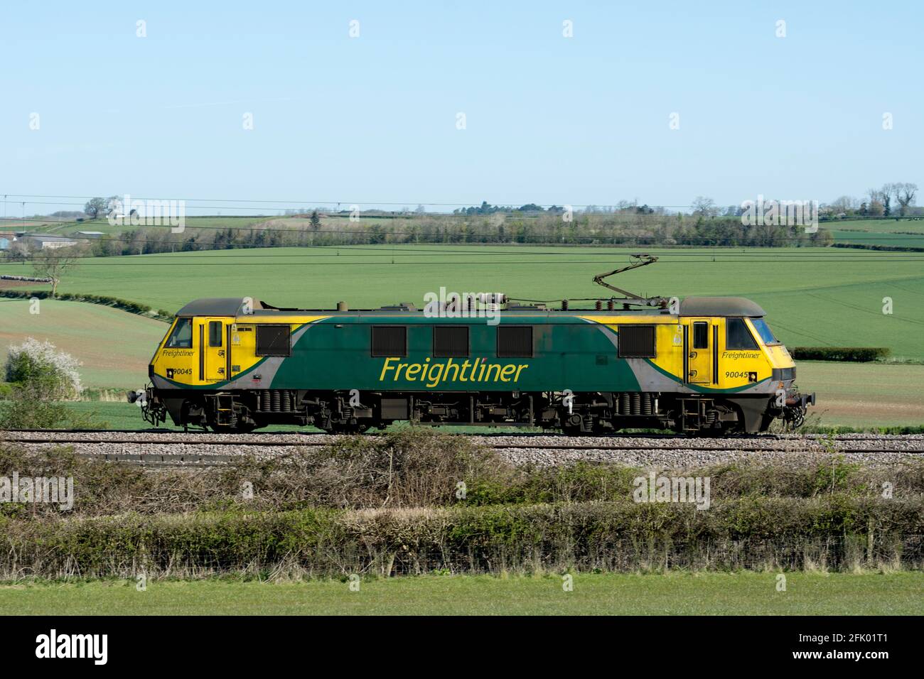 Locomotiva elettrica Freightliner Classe 90 N. 90045, vista laterale, Warwickshire, Regno Unito Foto Stock