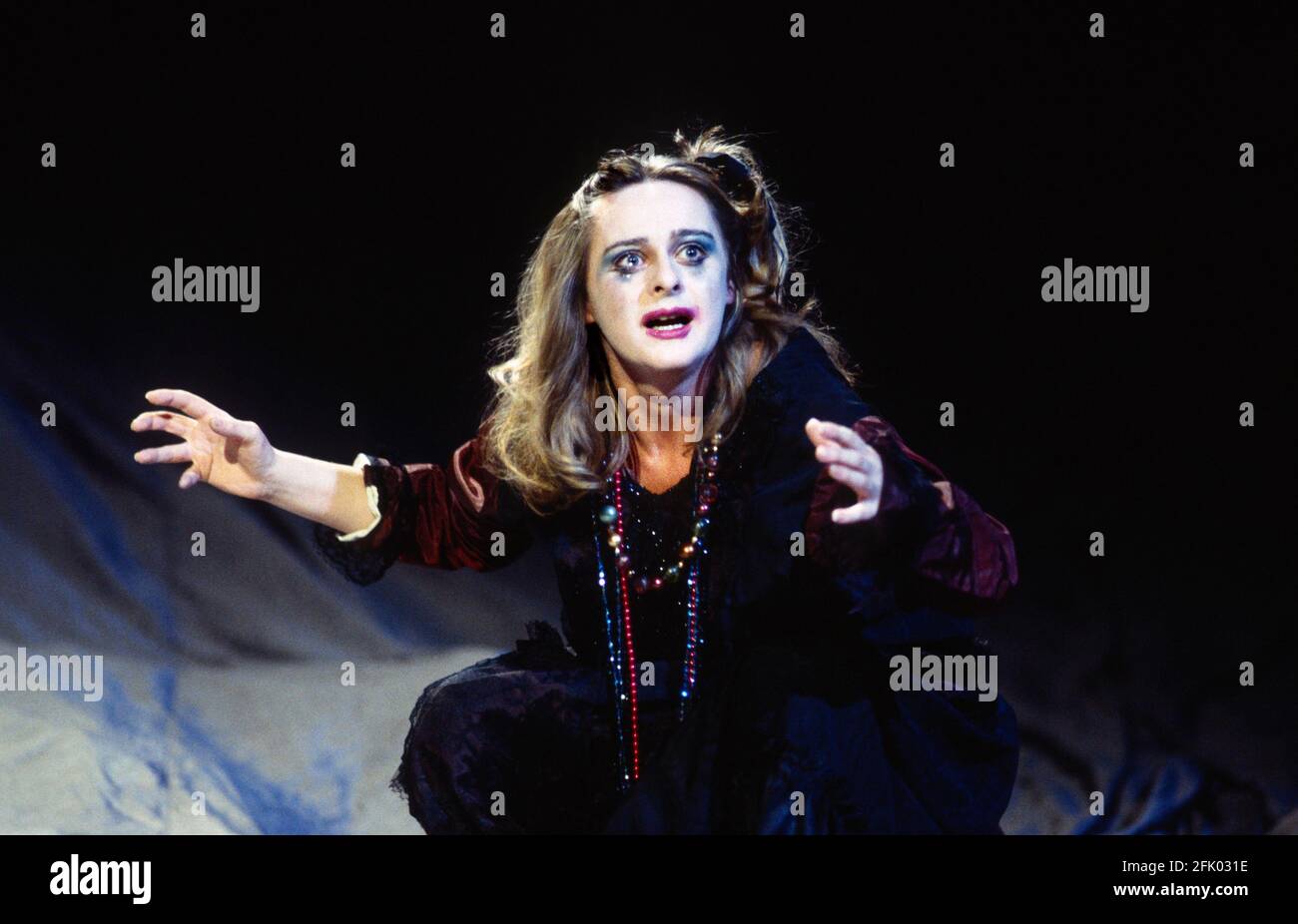 Joanne Pearce (Ophelia) in FRAZIONE di Shakespeare alla Royal Shakespeare Company (RSC), Barbican Theatre, Londra EC1 18/12/1992 design: Bob Crowley illuminazione: Alan Burrett combatte: Malcolm Ranson movimento: Sue Lefton regista: Adrian Noble Foto Stock